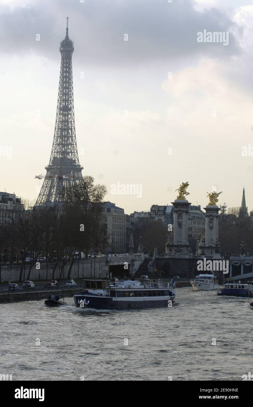 Il leader libico Moammar Gadhafi gode del paesaggio prendendo il suo entourage, tra cui alcune donne guardie del corpo, per una crociera sul fiume Senna a Parigi, Francia il 12 dicembre 2007. La delegazione salì a bordo della barca ancorata di fronte alla 'Biblioteca pubblica Francois Mitterrand', ad est della capitale francese, per dirigersi verso ovest ai piedi della Torre Eiffel... Foto di ABACAPRESS.COM Foto Stock