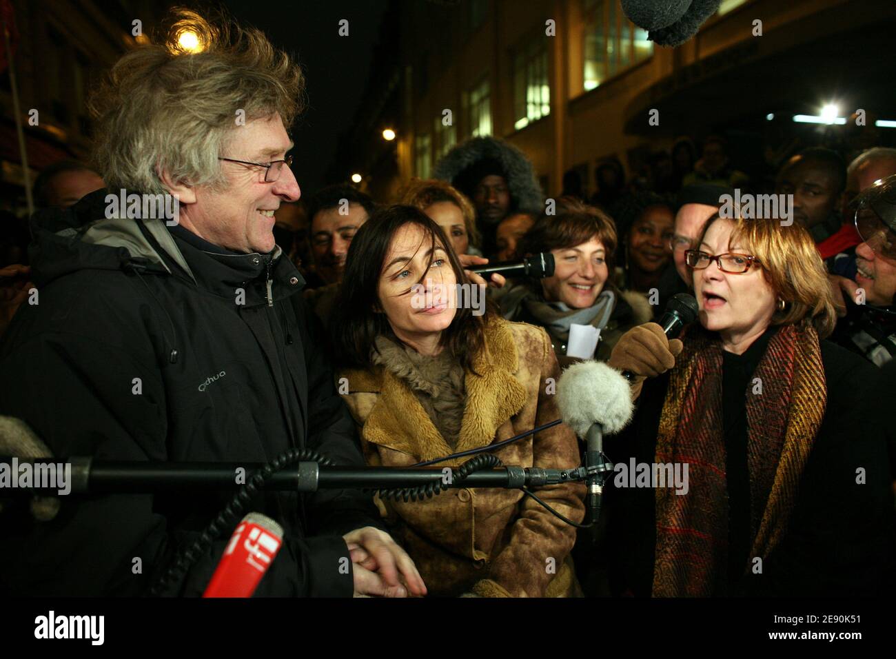 L'attrice Josiane Balasko, insieme a Jean-Baptiste Eyraud, del DAL e attrice Emmanuelle Beart, parla ai media dell'accordo con il governo francese per fornire un alloggio adeguato alle case che vivevano in tende installate Rue de la Banque per settimane, a Parigi, Francia il 14 dicembre 2007. Foto di Corentin Fohlen/ABACAPRESS.COM Foto Stock