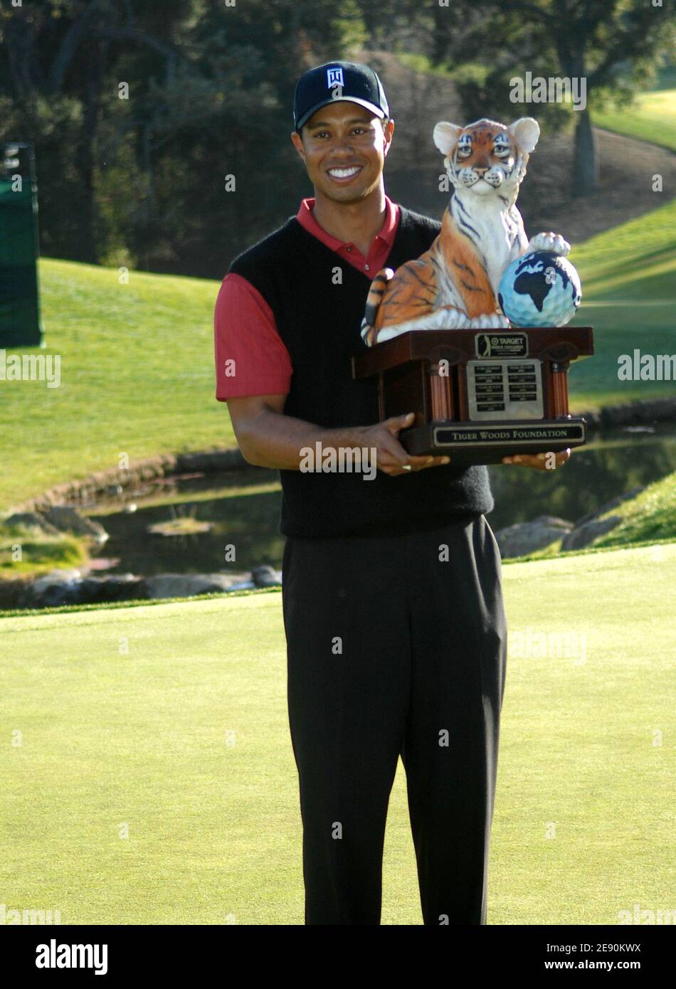 Tiger Woods tiene il suo trofeo dopo aver vinto il Target World Challenge allo Sherwood Country Club di Thousand Oaks, CA, USA il 16 dicembre 2007. Foto di Charles Baus/Cal Sport Media/Cameleon/ABACAPRESS.COM Foto Stock