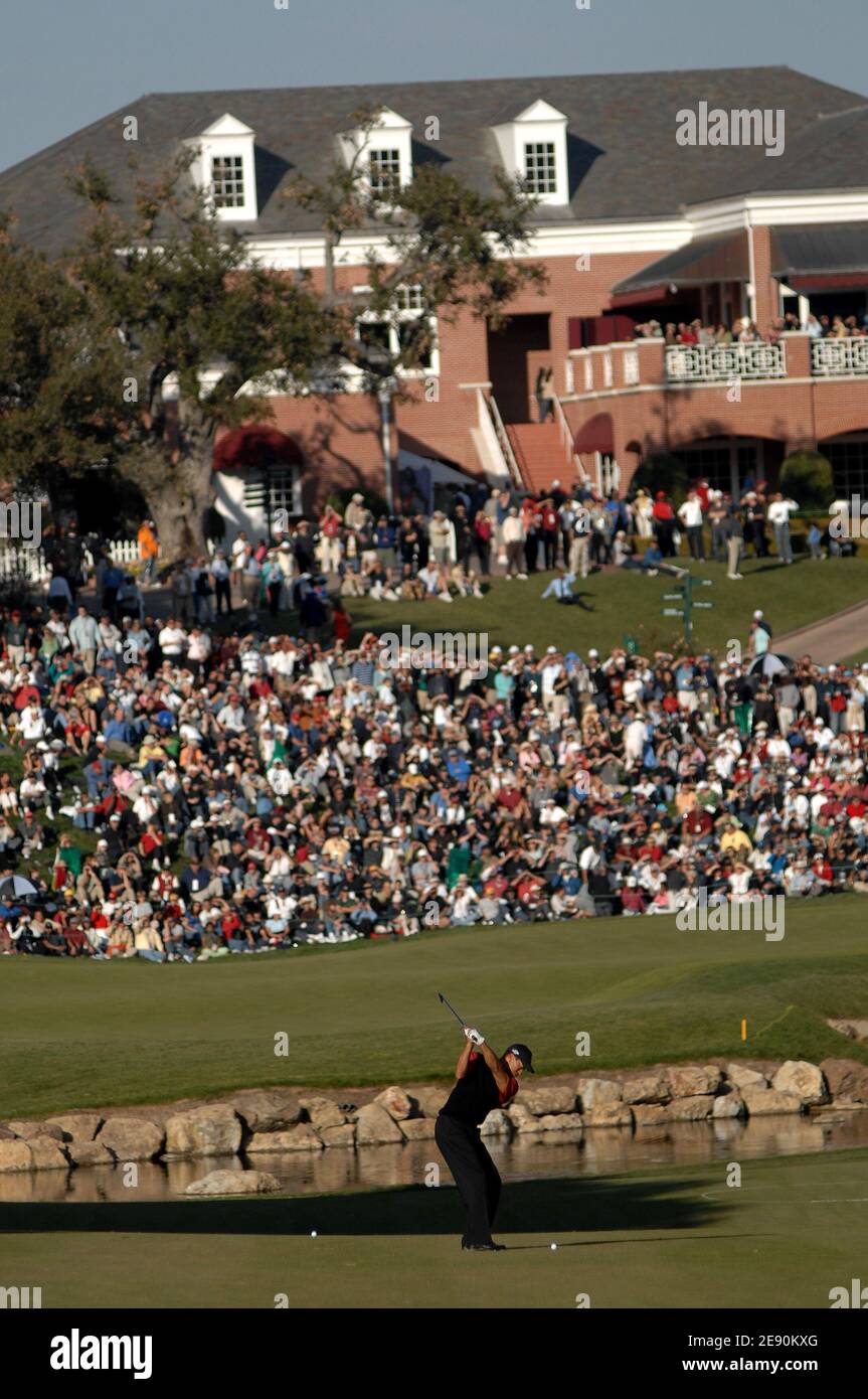 Tiger Woods raggiunge il suo approccio il 16 dicembre 2007 durante l'ultimo round del Target World Challenge allo Sherwood Country Club di Thousand Oaks, California, USA. Foto di Charles Baus/Cal Sport Media/Cameleon/ABACAPRESS.COM Foto Stock