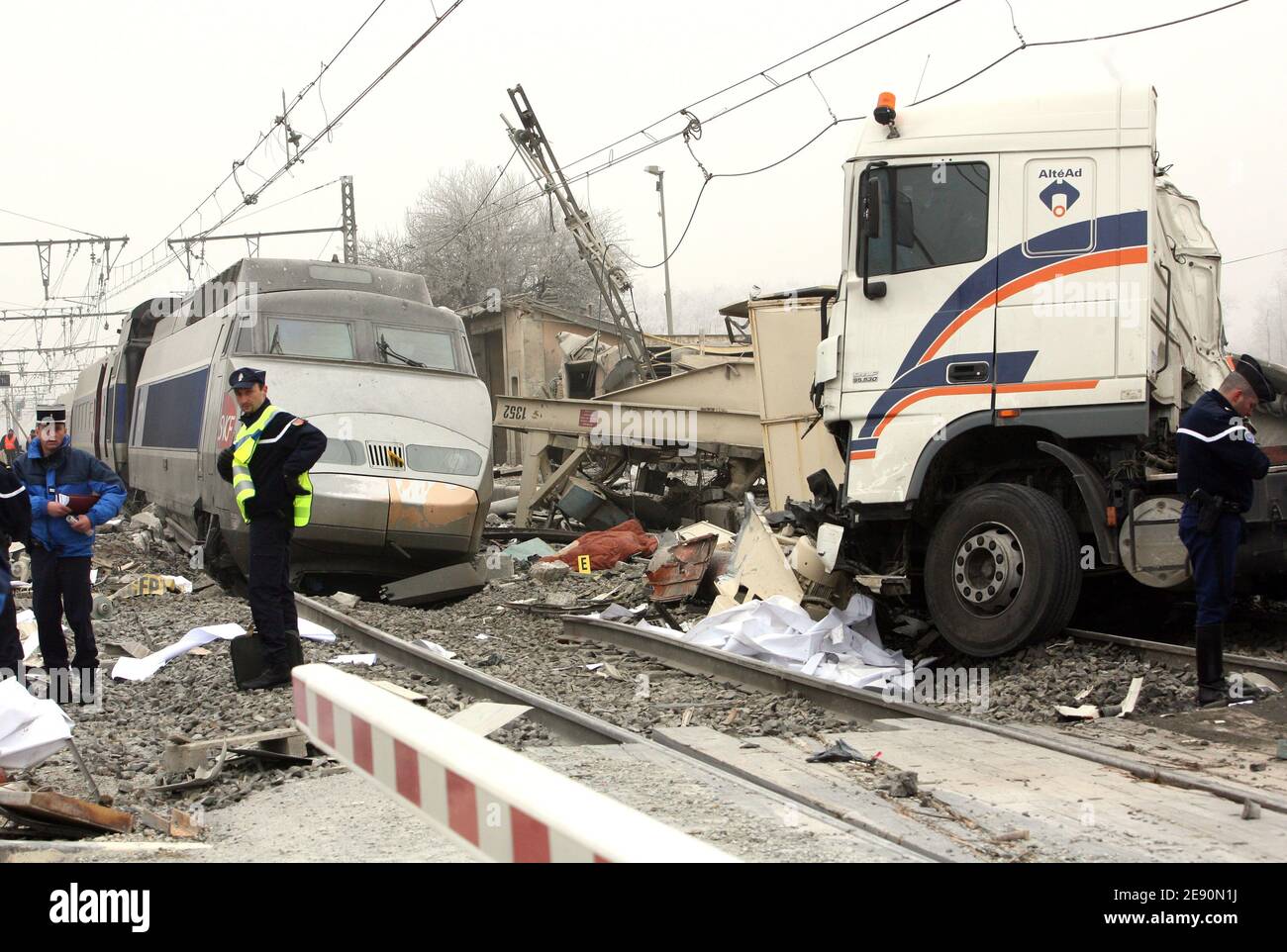 Un treno francese ad alta velocità ha urtato con un camion a Tossiat, nella Francia orientale, mercoledì 19 dicembre 2007, uccidendo il conducente del camion. Le circostanze dell'incidente non sono state immediatamente chiare. La rete ferroviaria SNCF ha dichiarato che un dipendente ferroviario è stato ferito e che da sei a 10 passeggeri hanno subito uno shock, ma nessuno di loro è stato ricoverato in ospedale. Il treno TGV ad alta velocità, che non ha deragliato, era stato in viaggio da Parigi a Ginevra quando si è verificato l'incidente. Foto di Vincent Dargent/ABACAPRESS.COM Foto Stock