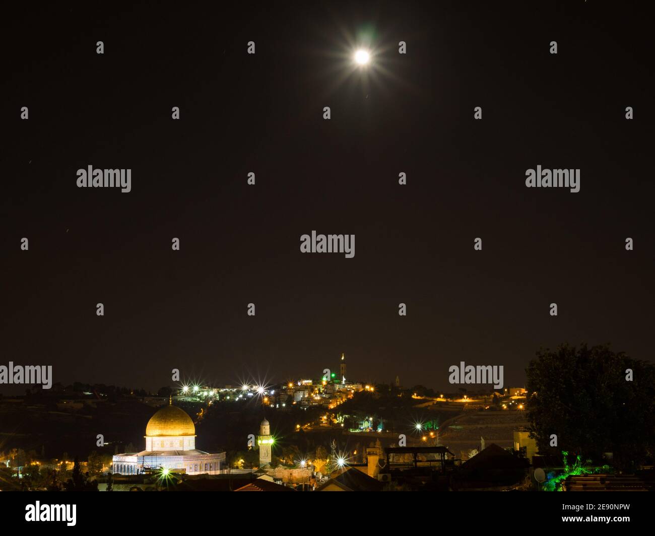 La luna piena splende nel cielo sopra la Cupola della roccia nella vecchia Gerusalemme notte Foto Stock