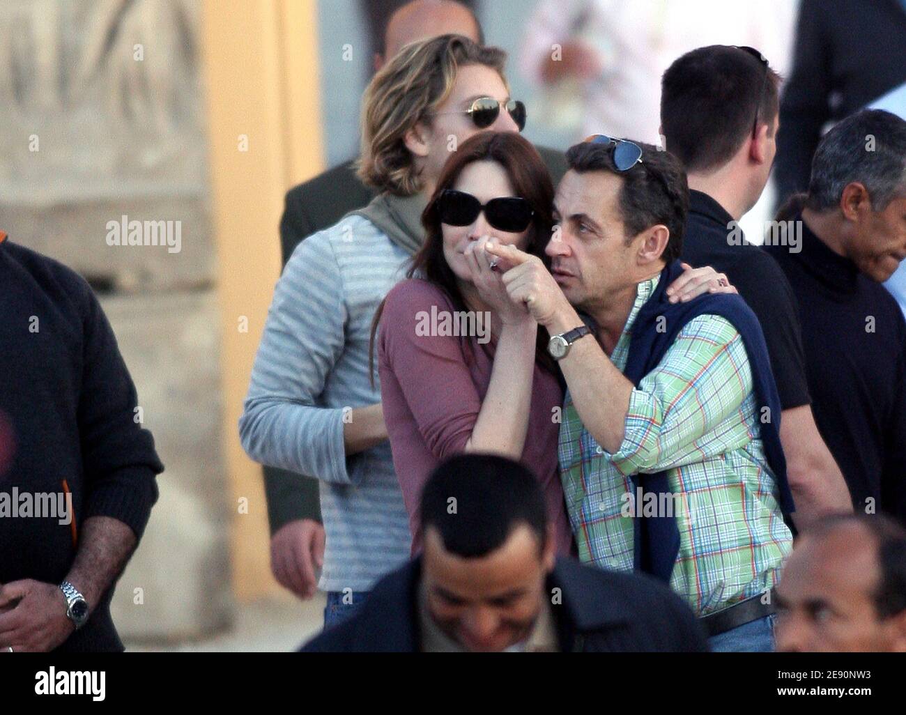 Il presidente francese Nicolas Sarkozy (L) e la sua fidanzata modella-girlfriend Carla Bruni visitano il tempio di Karnak a Luxor, a sud del Cairo, in Egitto, il 26 dicembre 2007. Sarkozy ha volato verso la città egiziana di Luxor il giorno di Natale a bordo di un jet privato accompagnato dal suo nuovo amore per trascorrere il Natale sulle rive del Nilo. Foto di Mousse/ABACAPRESS.COM Foto Stock