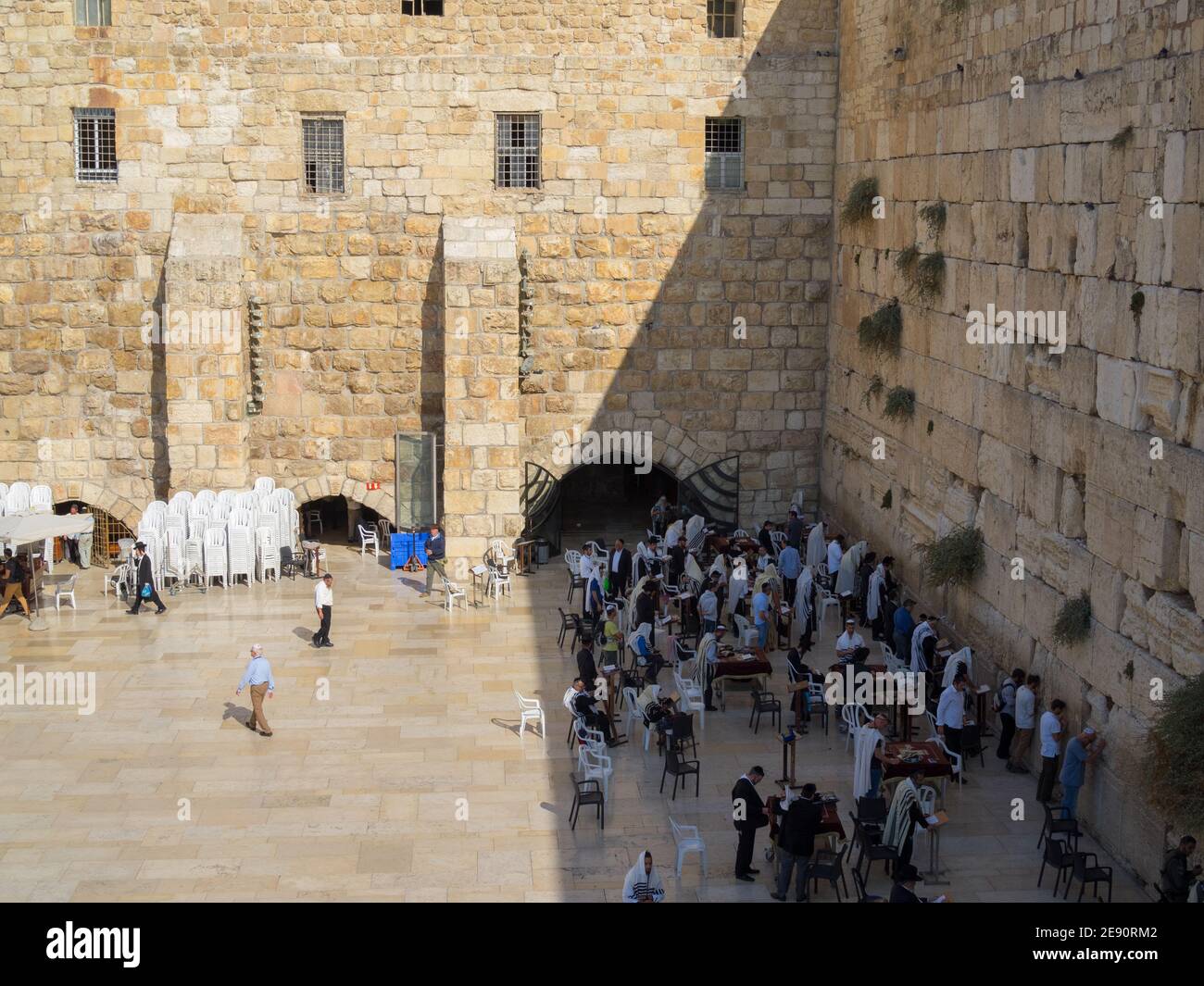 Gli uomini ebrei pregare attraverso il Muro del pianto Foto Stock