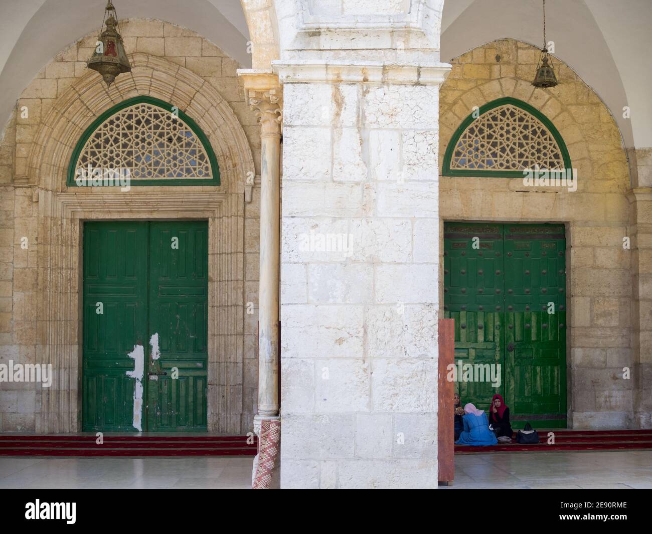 Donne musulmane che parlano sotto la sala giochi della moschea di al-Aqsa Foto Stock