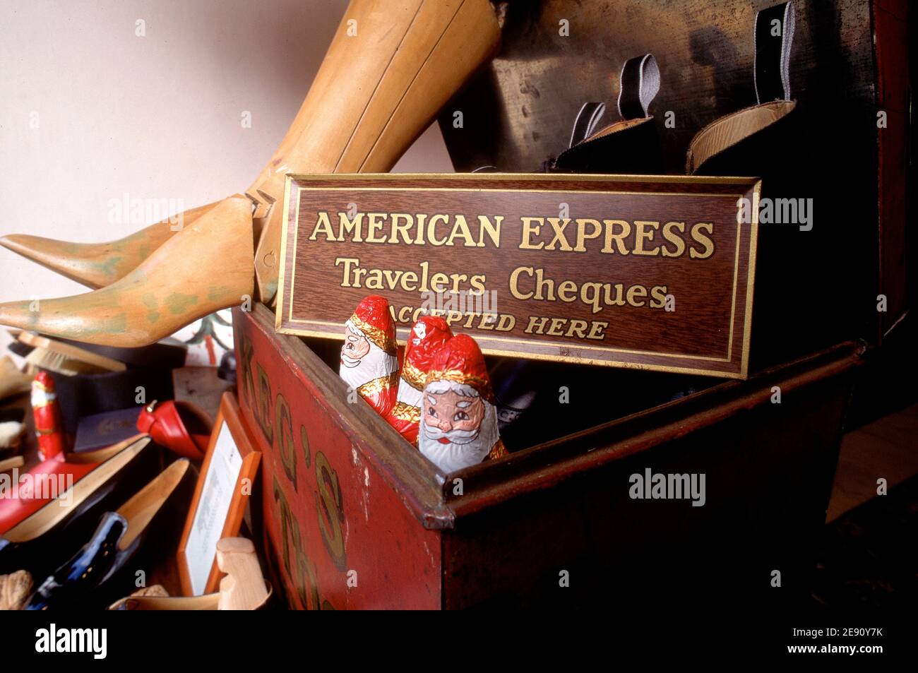 qui si accettano assegni di viaggiatori espressi americani qui si firma all'interno di un negozio. Foto Stock