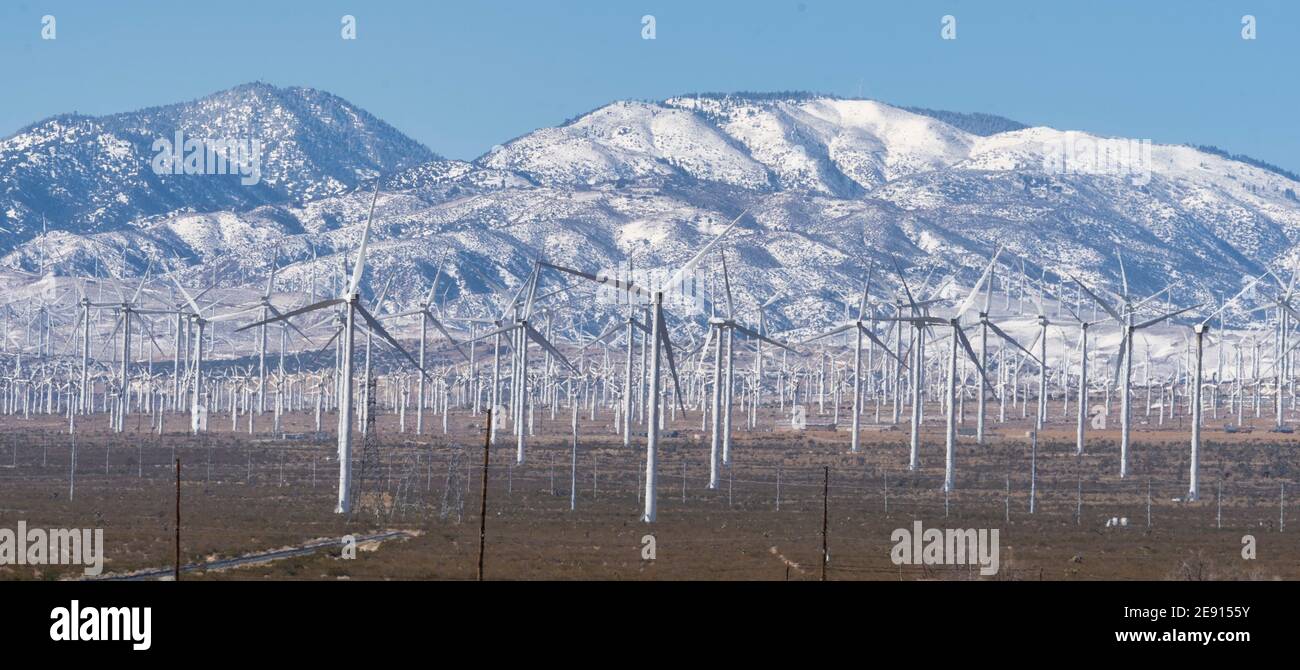 Montagne innevate e mulini a vento a Mojave, California Foto Stock