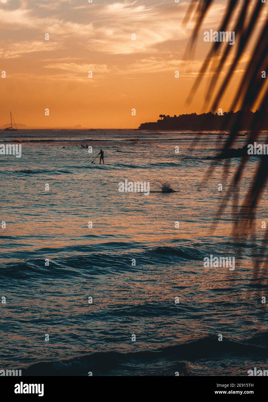 Persone che navigano al tramonto a Punta Mita, Nayarit, Messico Foto Stock