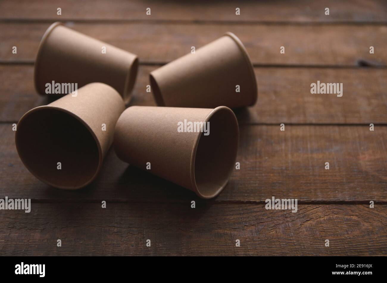 tazze ecologiche di carta kraft per caffè e tè marrone scuro sul tavolo Foto Stock