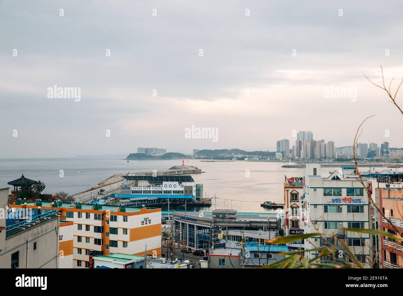 Sokcho, Corea - 11 Dicembre 2020 : Vista panoramica del porto di Dongmyeong Foto Stock