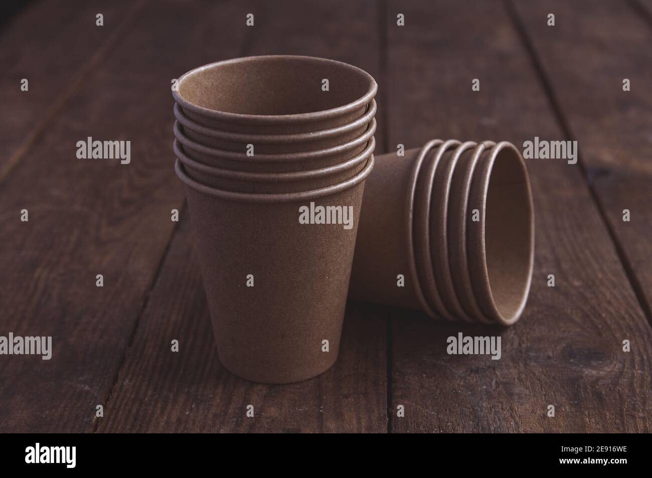 tazze ecologiche di carta kraft per caffè e tè marrone scuro sul tavolo Foto Stock