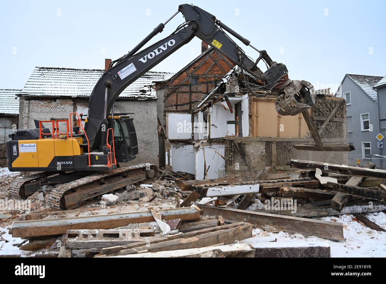 Loitz, Germania. 01 Feb 2021. Un escavatore demolisce una casa al centro. Sul sito è previsto un nuovo quartiere intergenerazionale della città vecchia. Per la pianificazione, la città sul fiume Peene riceve una sovvenzione di 630000 euro dal Fondo aree di progettazione rurale. Per eliminare questo deplorevole stato urbano, la città di Loitz ha acquisito la maggior parte del bene immobile. Credit: Stefan Sauer/dpa-Zentralbild/dpa/Alamy Live News Foto Stock