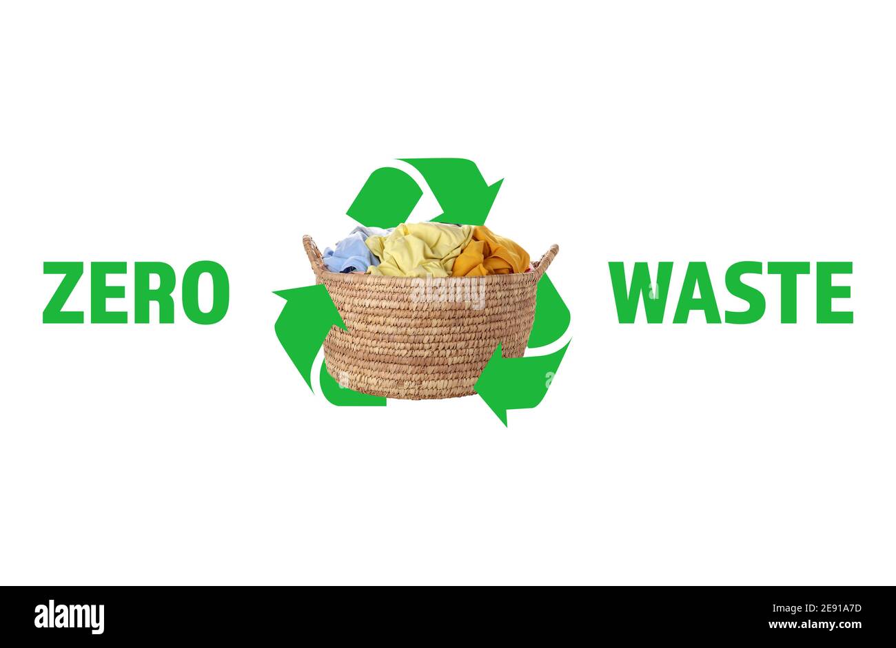 Cestino con abiti e simbolo di riciclaggio su sfondo bianco. Concetto di zero sprechi Foto Stock