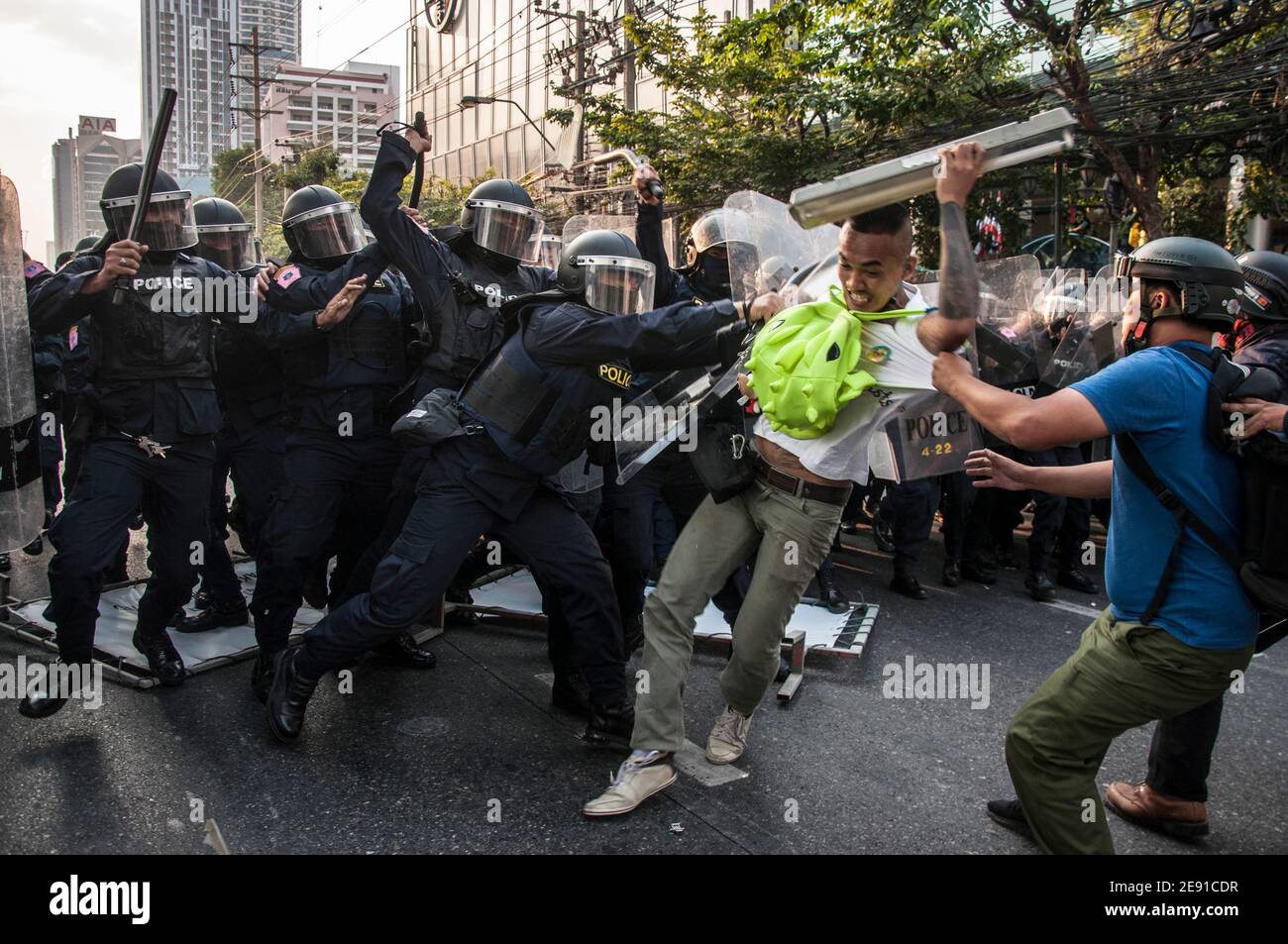 La polizia di Riot si scontra con i manifestanti durante la manifestazione.la polizia di Riot thailandese disperde i manifestanti anti anti-colpo di stato e i sostenitori della Lega nazionale della democrazia (NLD) riuniti all'ambasciata del Myanmar per protestare contro il colpo di stato militare del Myanmar a Bangkok. Foto Stock