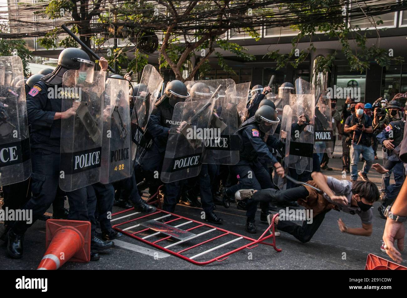 La polizia di Riot si scontra con i manifestanti durante la manifestazione.la polizia di Riot thailandese disperde i manifestanti anti anti-colpo di stato e i sostenitori della Lega nazionale della democrazia (NLD) riuniti all'ambasciata del Myanmar per protestare contro il colpo di stato militare del Myanmar a Bangkok. Foto Stock