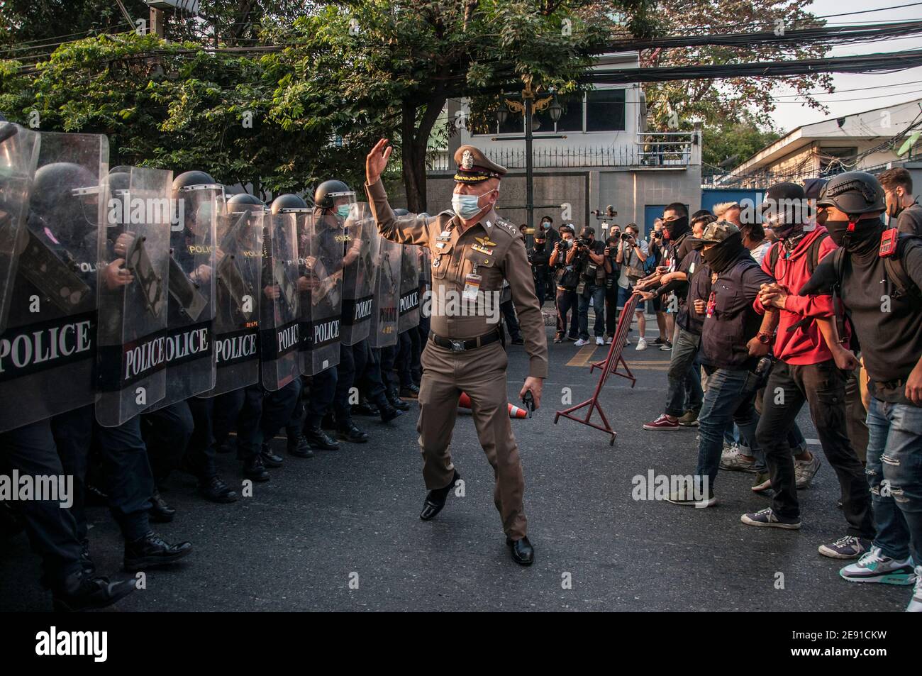 La polizia sommossa si trova a confrontarsi con i manifestanti durante la manifestazione.la polizia tailandese in rivolta disperde i manifestanti anti anti anti-colpo di Stato e i sostenitori della NLD (Lega nazionale della democrazia) riuniti all'ambasciata del Myanmar per protestare contro il colpo di stato militare del Myanmar a Bangkok. Foto Stock