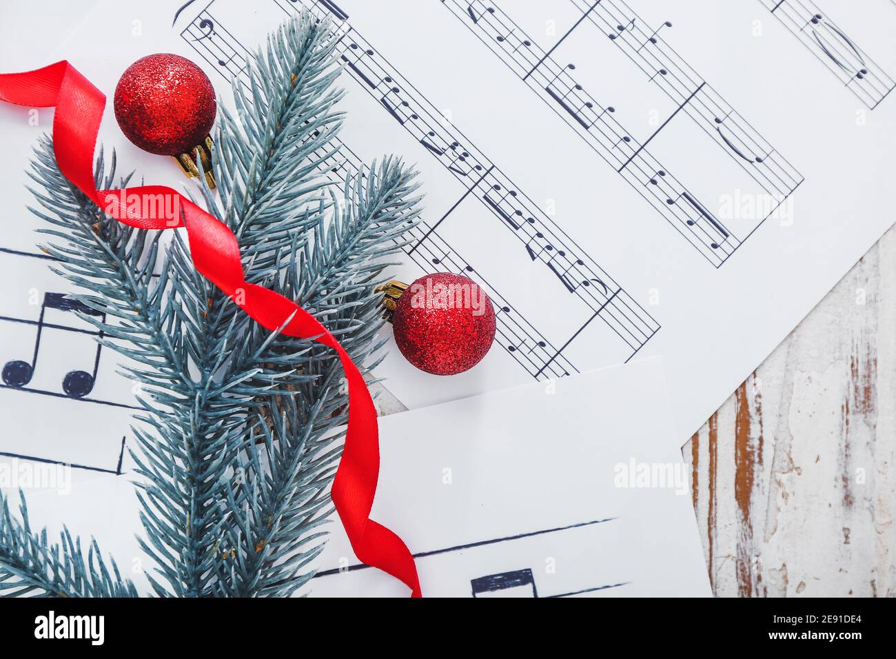 Spartiti con note e decorazioni natalizie sul tavolo Foto stock - Alamy