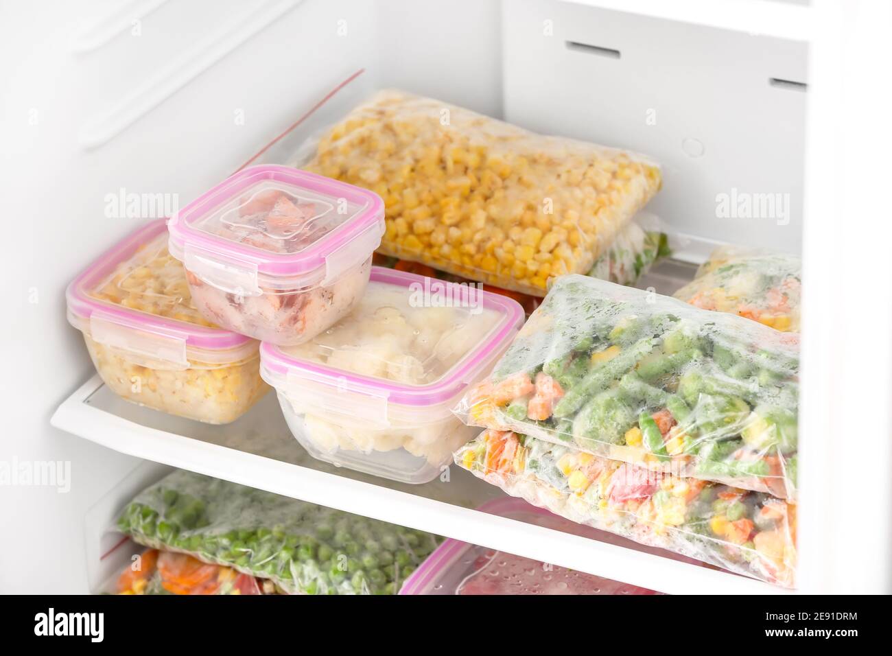 Contenitori e sacchetti di plastica con le verdure surgelate in frigorifero  Foto stock - Alamy