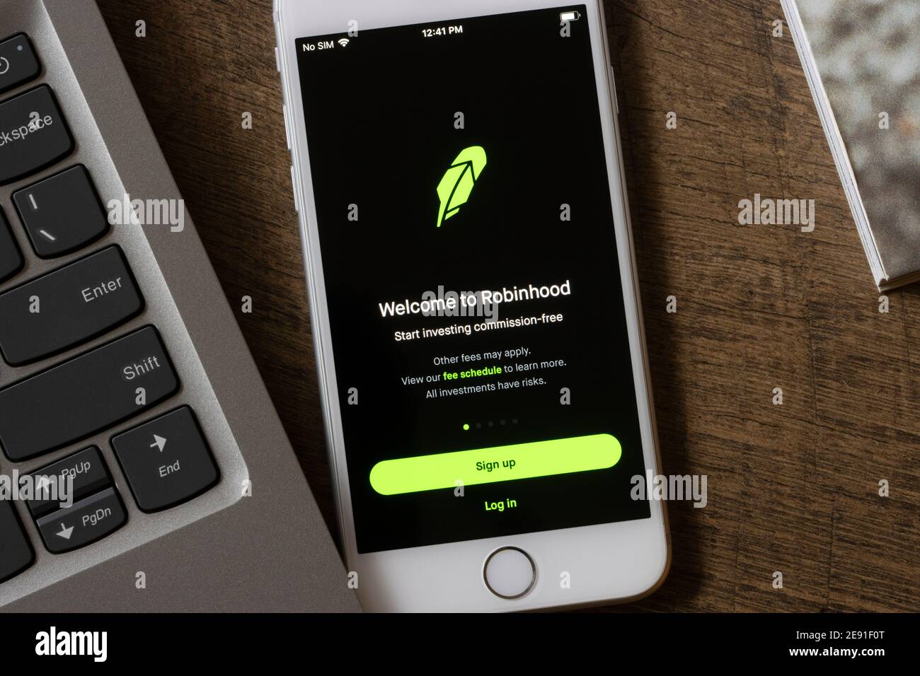 La pagina di accesso dell'app mobile Robinhood viene visualizzata su un iPhone il 1° febbraio 2021. Robinhood Markets, Inc. È una società americana di servizi finanziari. Foto Stock