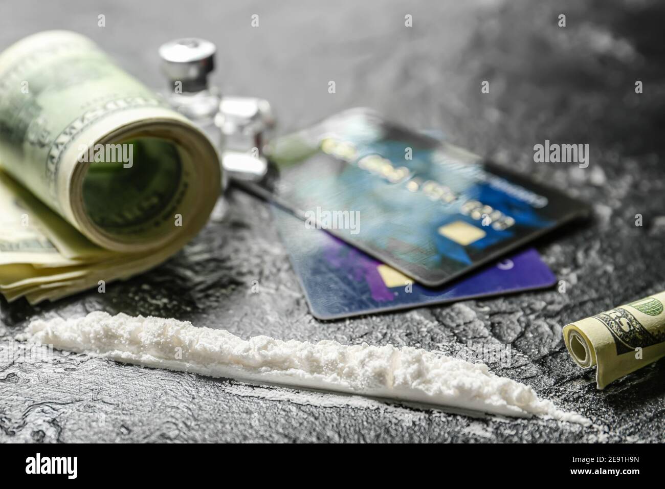 Cocaina e denaro su sfondo scuro Foto Stock