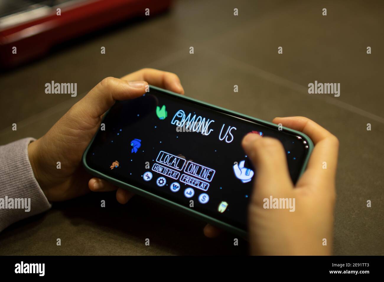 Una donna gioca tra noi, un gioco online multiplayer deduzione sociale sviluppato e pubblicato da studio di gioco americano Innersloth, il 1 febbraio 2021. Foto Stock