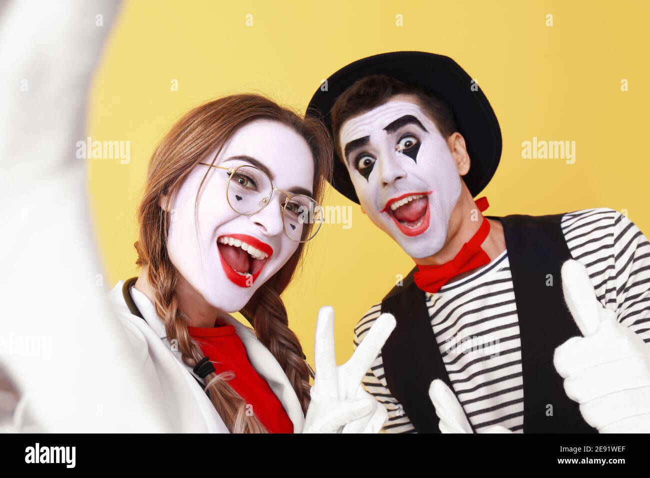 Pantomisti maschili e femminili su sfondo a colori Foto Stock