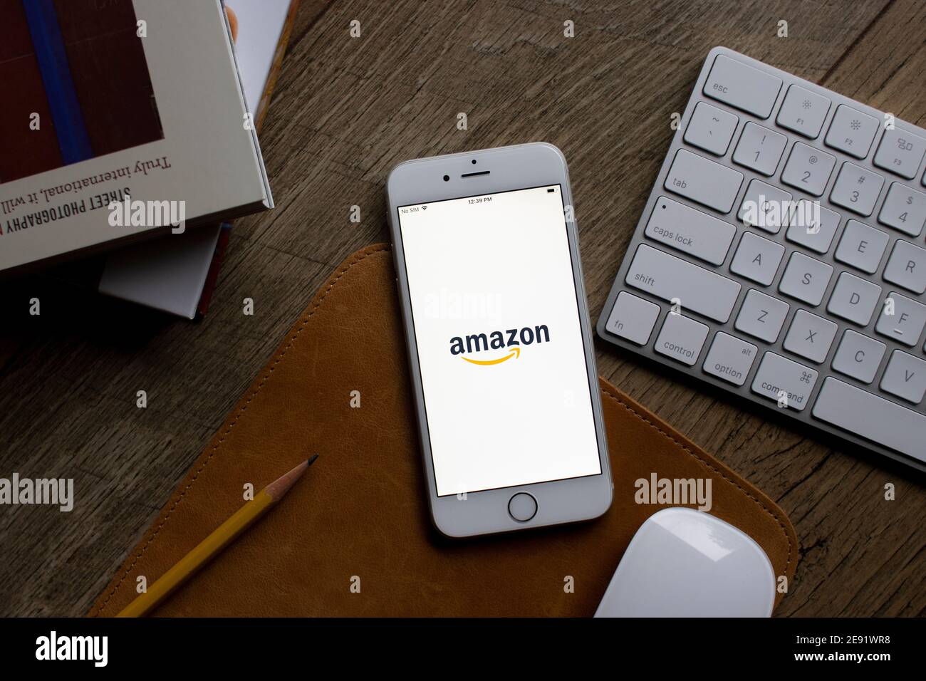 L'app Amazon Shopping viene caricata su iPhone il 1° febbraio 2021. Foto Stock