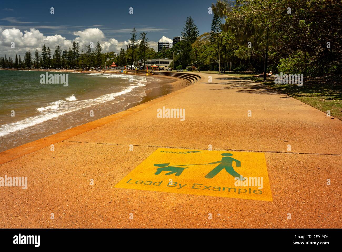 Brisbane, Australia - 'Lead by Example', un cartello a piedi per cani presso la Suttons Beach a Redcliffe Foto Stock