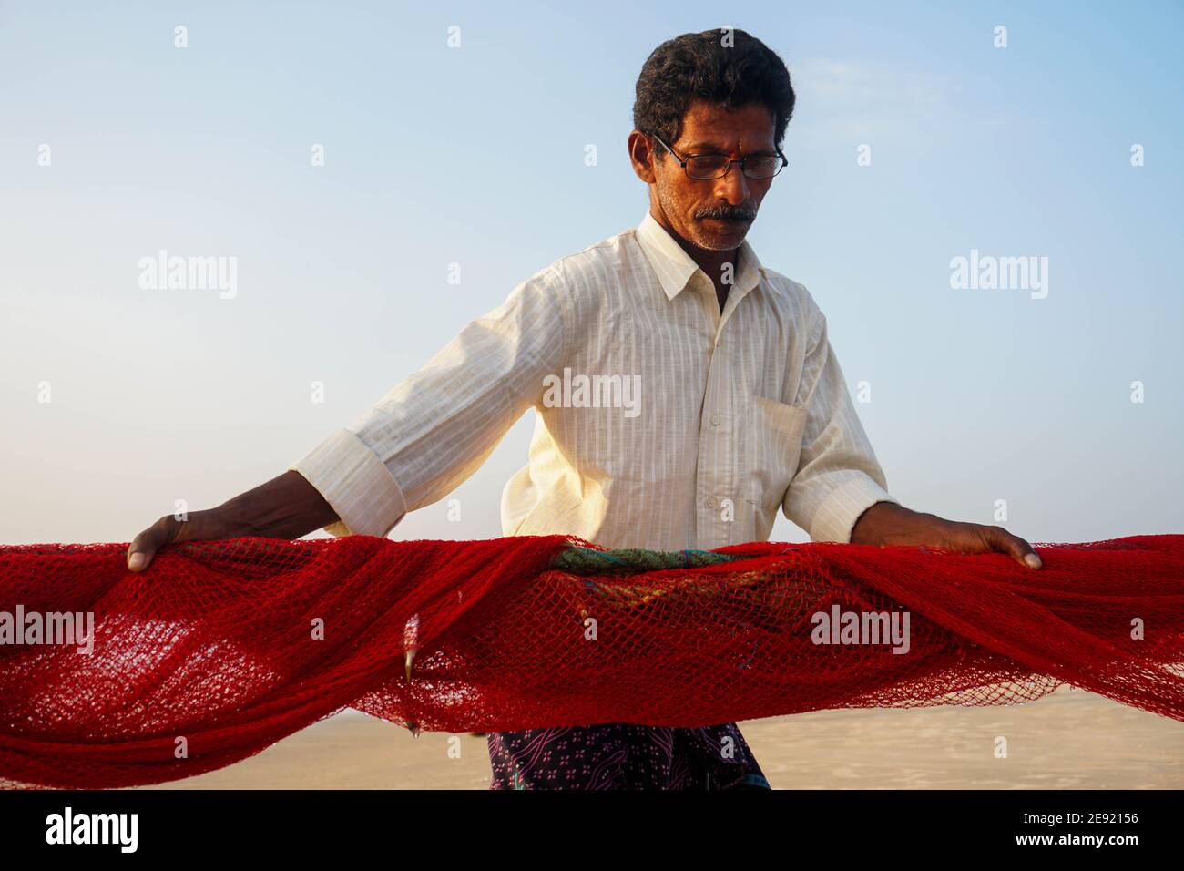 Udupi,Karnataka, India - Dicembre 6,2020 : le storie dei pescatori sulla riva Foto Stock