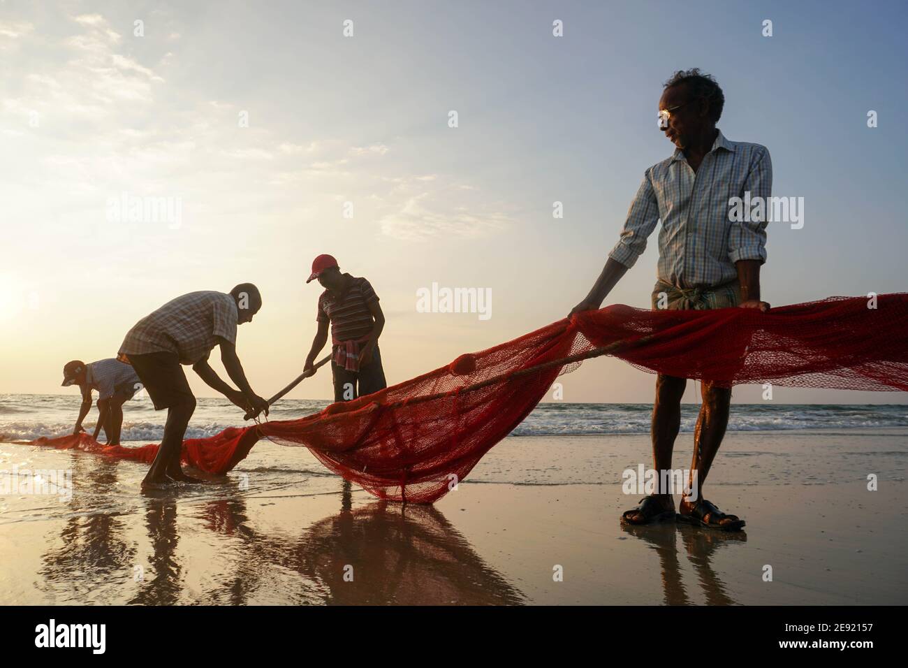 Udupi,Karnataka, India - Dicembre 6,2020 : le storie dei pescatori sulla riva Foto Stock