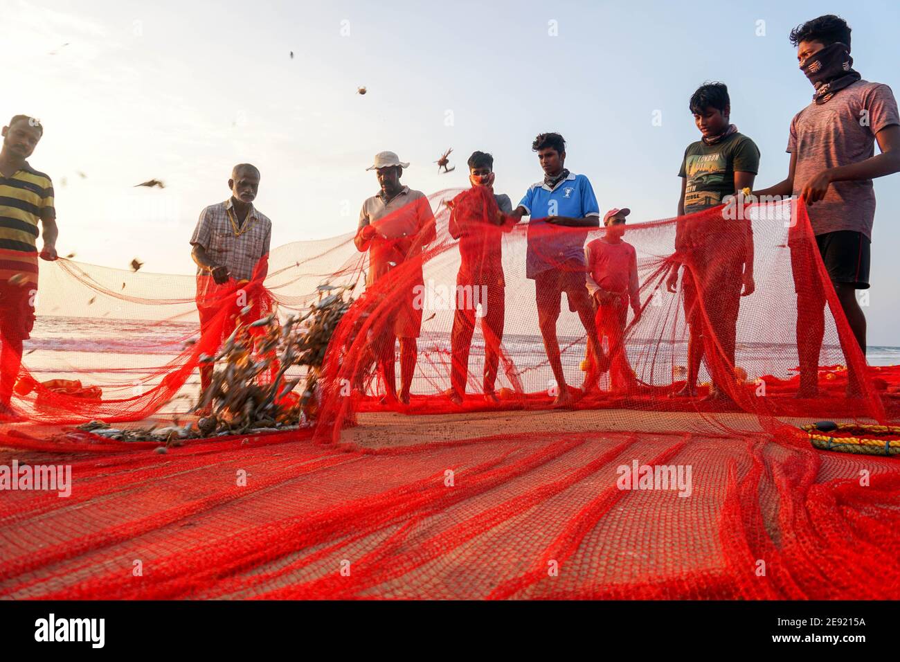 Udupi,Karnataka, India - Dicembre 6,2020 : le storie dei pescatori sulla riva Foto Stock