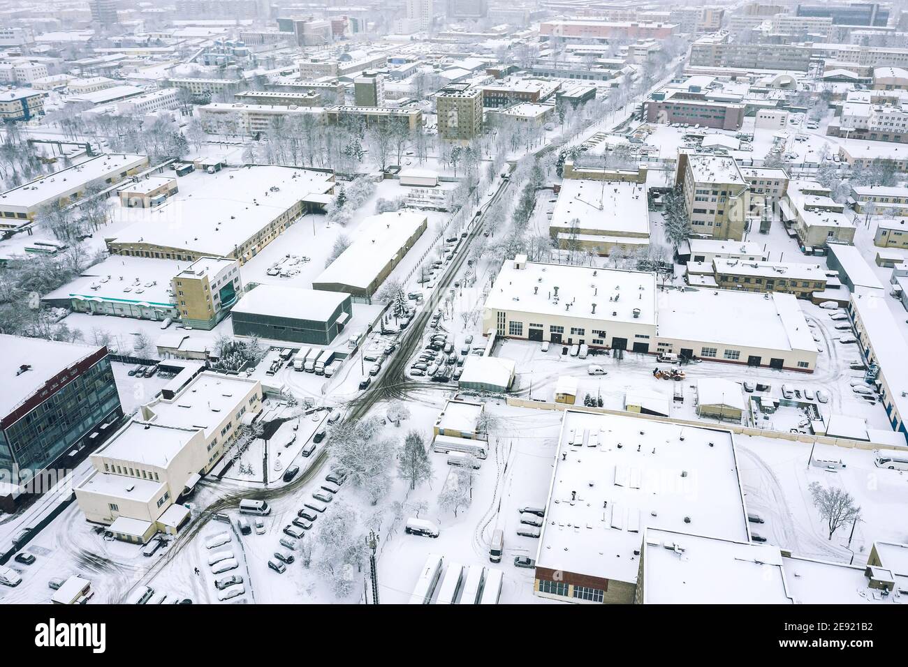 vista panoramica aerea della zona industriale della città in nebbia giorno d'inverno. fotografia di droni Foto Stock