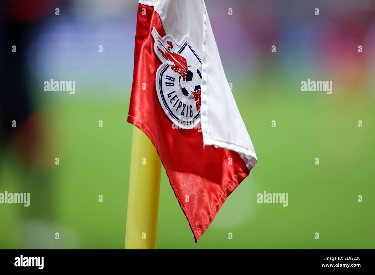 Lipsia, Germania. 30 gennaio 2021. Calcio: Bundesliga, Matchday 19, RB Leipzig - Bayer Leverkusen alla Red Bull Arena. Il logo RB può essere visualizzato su una bandiera ad angolo. Credito: Jan Woitas/dpa-Zentralbild/dpa - NOTA IMPORTANTE: In conformità con le norme del DFL Deutsche Fußball Liga e/o del DFB Deutscher Fußball-Bund, è vietato utilizzare o utilizzare fotografie scattate nello stadio e/o della partita sotto forma di sequenze fotografiche e/o serie fotografiche di tipo video./dpa/Alamy Live News Foto Stock