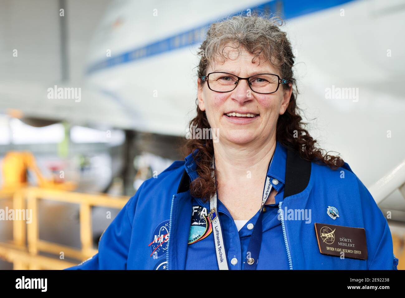 Amburgo, Germania. 26 gennaio 2021. Dörte Mehlert, addetto stampa Istituto tedesco di Sofia, si trova di fronte al Boeing 747 convertito con l'osservatorio stratosferico volante 'Sofia' durante i controlli finali presso la base di Lufthansa Technik. L'Osservatorio stratosferico per l'Astronomia infrarossa (Sofia) è un Boeing 747 convertito in un telescopio volante dall'agenzia spaziale statunitense NASA e dal Centro aerospaziale tedesco (DLR). La manutenzione dell'unico telescopio volante 'Sofia' al mondo ad Amburgo, che ha richiesto diverse settimane, era stata completata. Credit: Christian Charisius/dpa/Alamy Live News Foto Stock