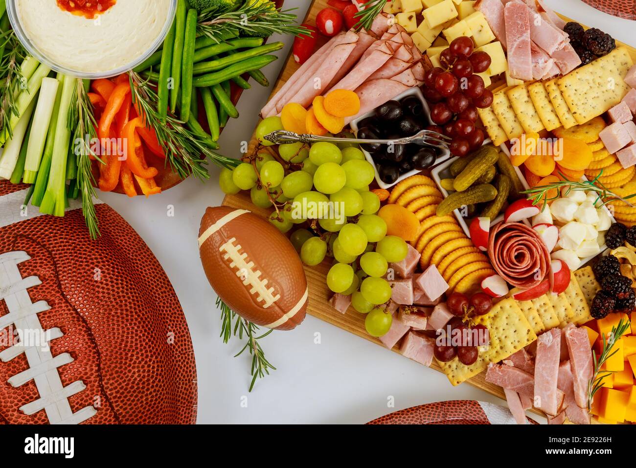 Tavolo pieno di delizioso spuntino per la festa di osservazione delle partite di calcio per i tifosi. Foto Stock