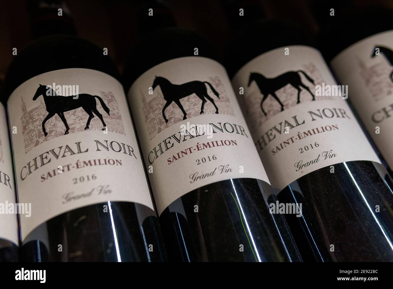 Tyumen, Russia-31 gennaio 2021: Il vino Cheval Noir è ottenuto da uve Merlot e Cabernet Franc Foto Stock