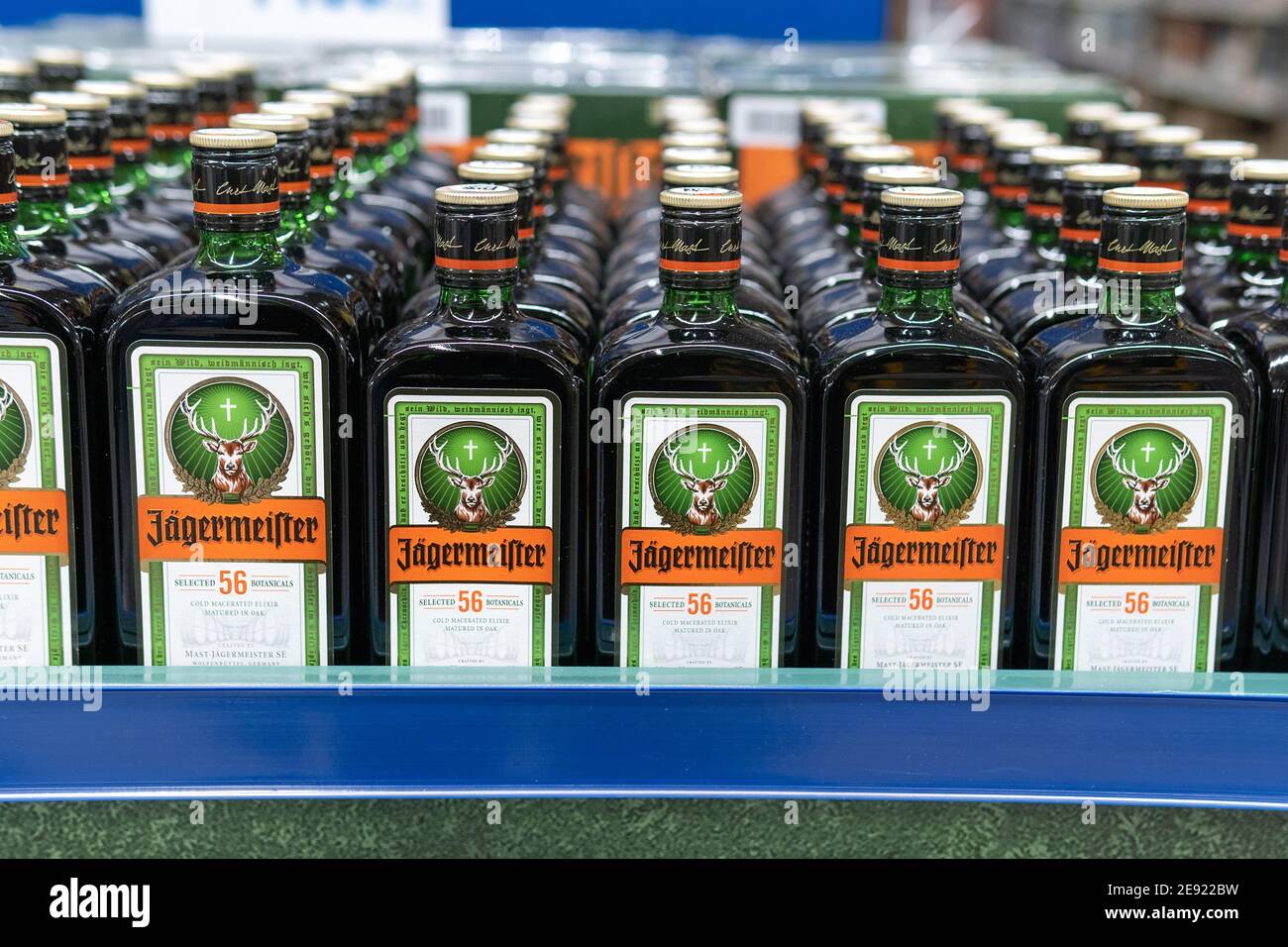 Tyumen, Russia-31 gennaio 2021: Jagermeister è un livello tedesco di alta classe di bevande alcoliche forti con l'aggiunta di varie erbe. Sugli scaffali di una h. Foto Stock