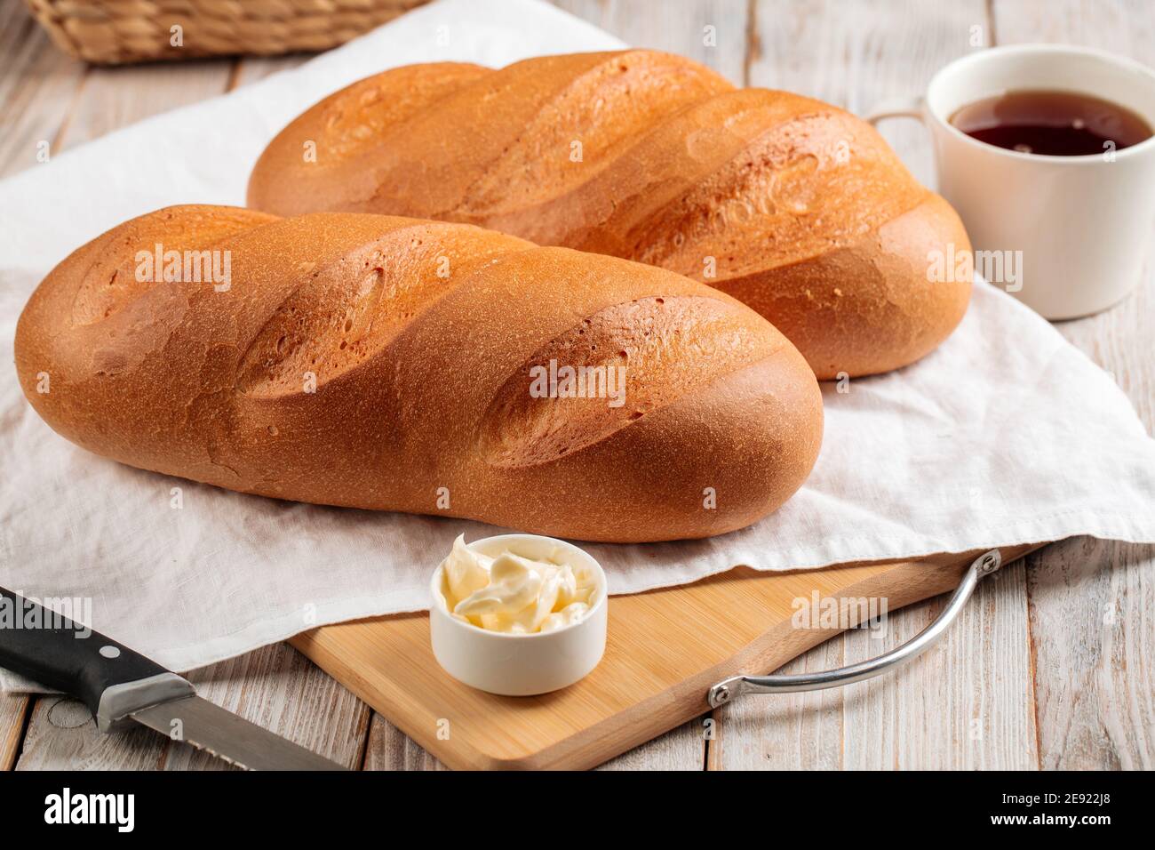 Pane bianco con burro e caffè Foto Stock