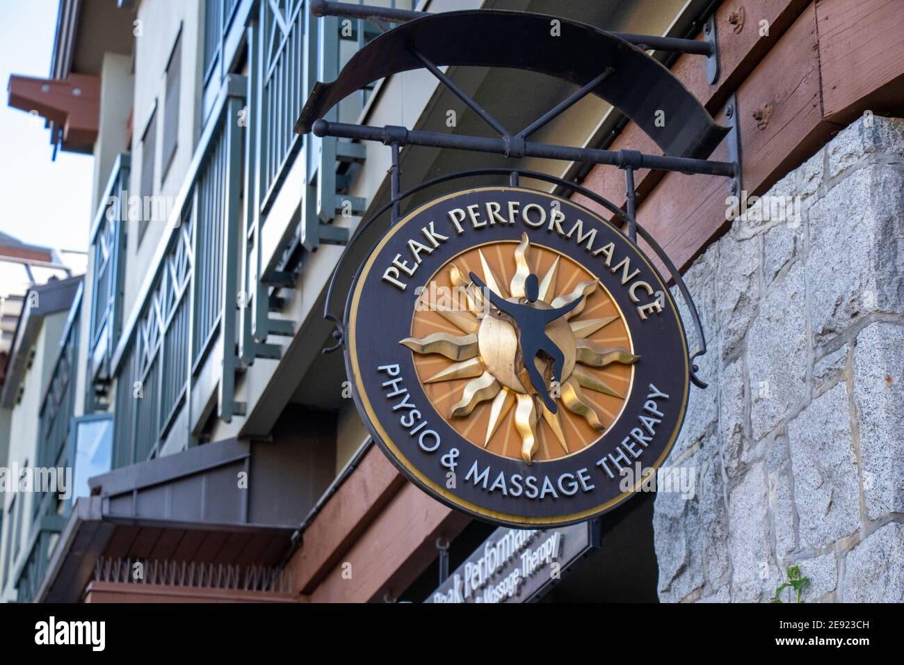 Whistler, Canada - Luglio 5,2020: Vista del segno Peak Perfomance Physio e Massaggio terapia nel Whistler Village Foto Stock