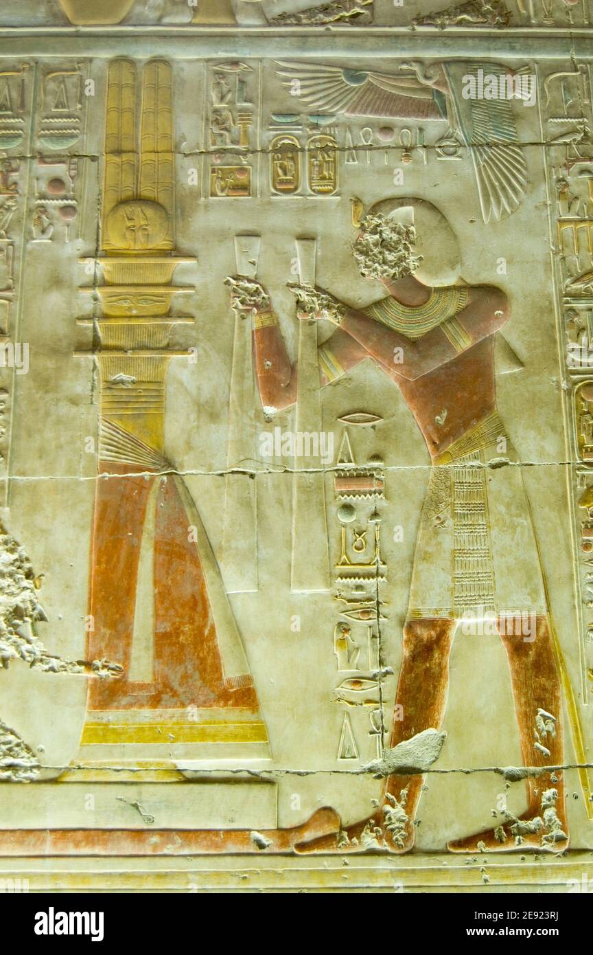 Antico bassorilievo egiziano che mostra il faraone Seti i facendo un'offerta alla colonna sacra Djed. Interno del tempio di Abydos, El Balyana, Egitto. Antico Foto Stock