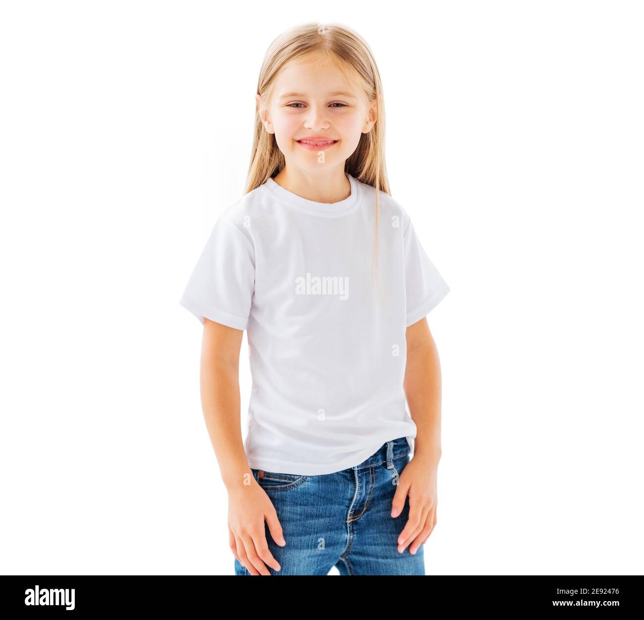 Sorridente bambina in semplice maglietta bianca vuota isolata uno sfondo  bianco Foto stock - Alamy