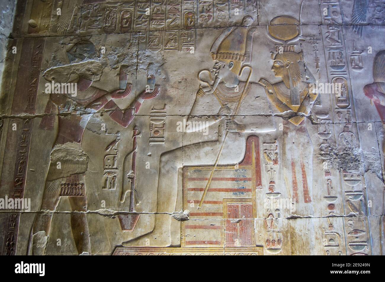 Scultura murale Heiroglyphic al tempio di Abydos che mostra l'antico faraone egiziano Seti i facendo un'offerta agli dei Osiride e Hathor. Foto Stock