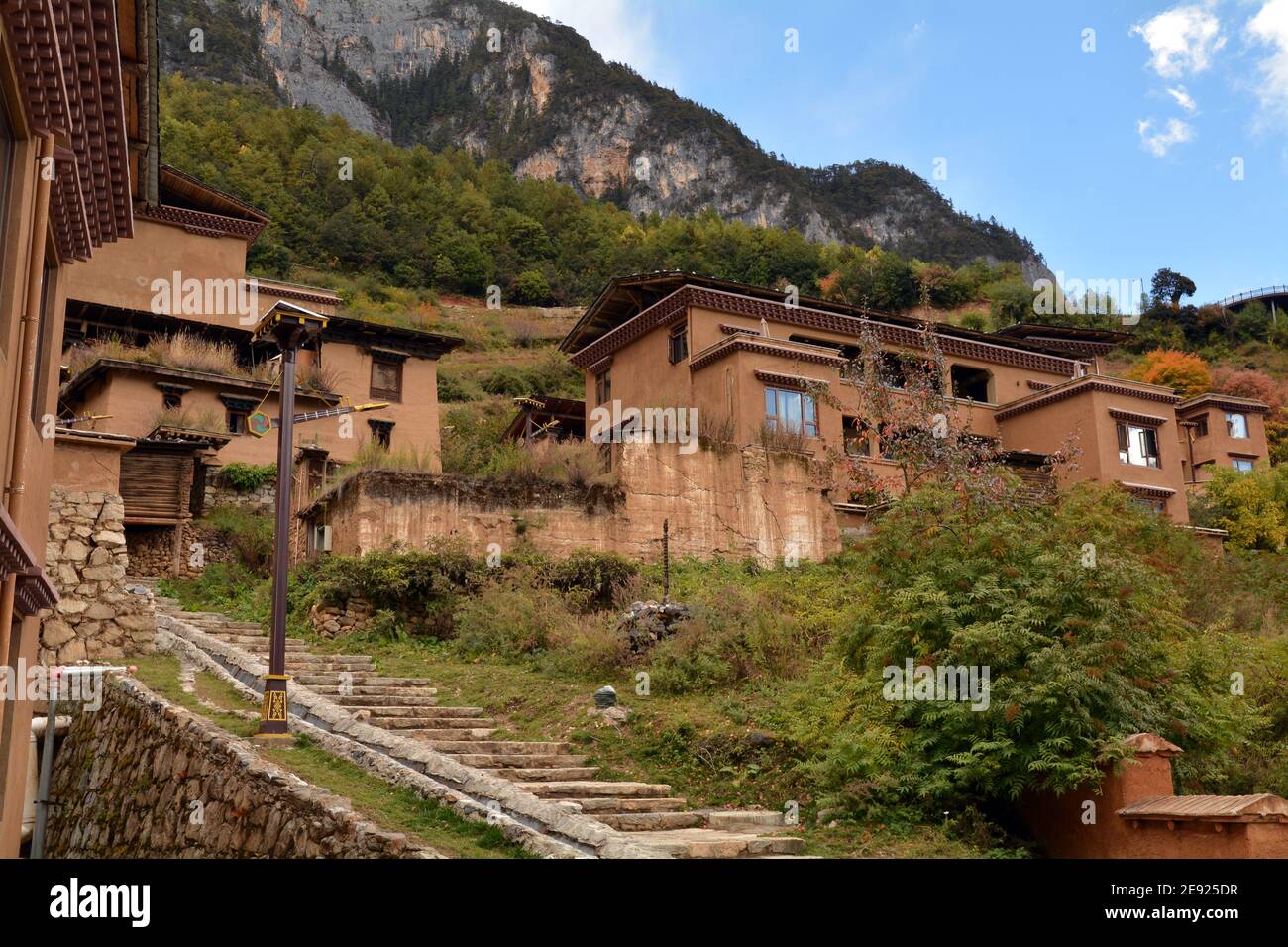 Villaggio remoto alto nella montagna di BalaGezong zona panoramica vicino Shangri la nella provincia di Yunnan, Cina. Foto Stock