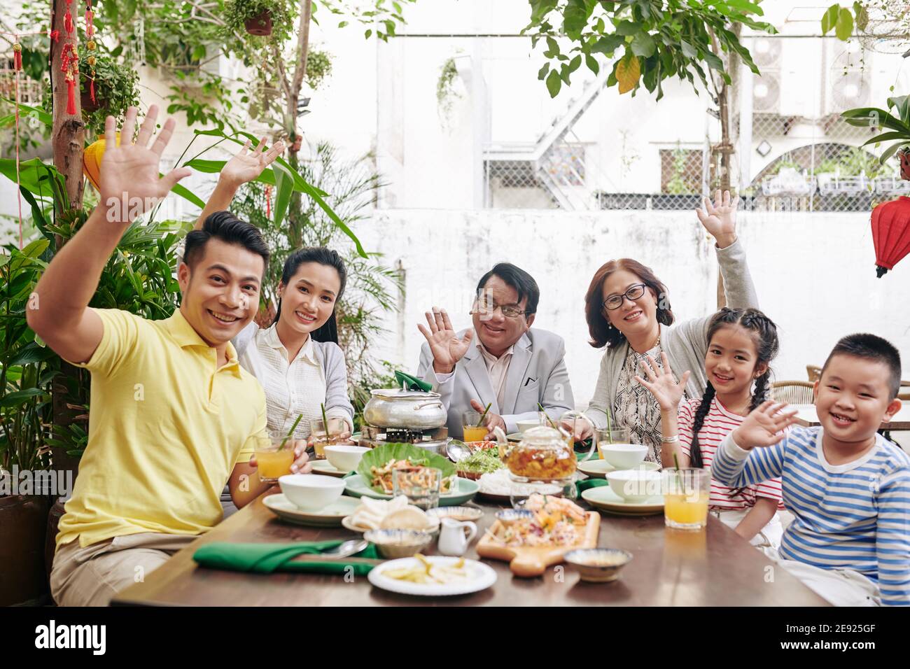 La famiglia felice al tavolo per la cena Foto Stock
