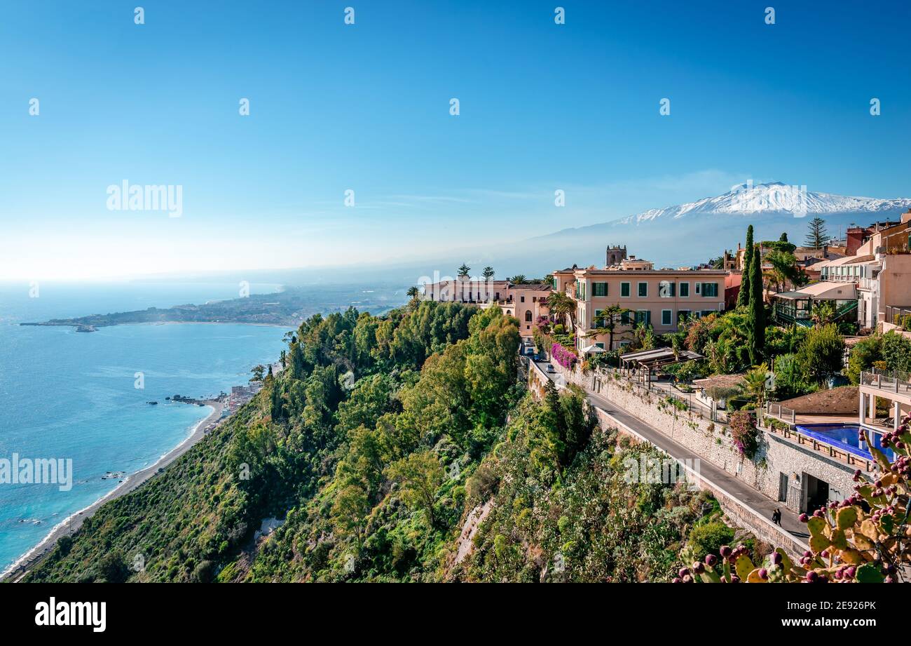 Una vista di Taormina e del Mare Ionio da Piazza IX Aprile. Il monte Etna è sulla destra. In Sicilia, Italia. Foto Stock