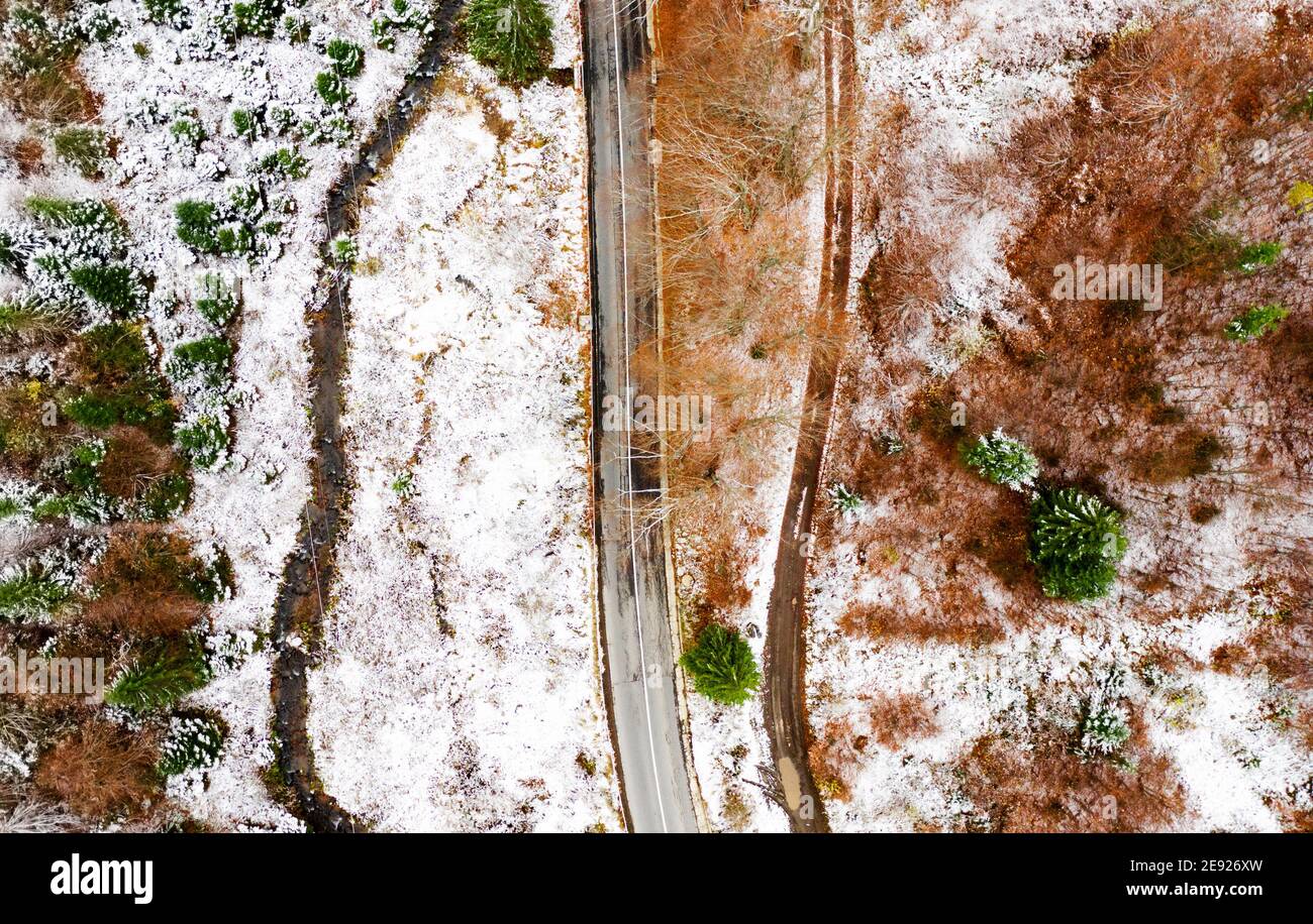 Vista dall'alto su una strada vuota in un ambiente nevoso Foto Stock