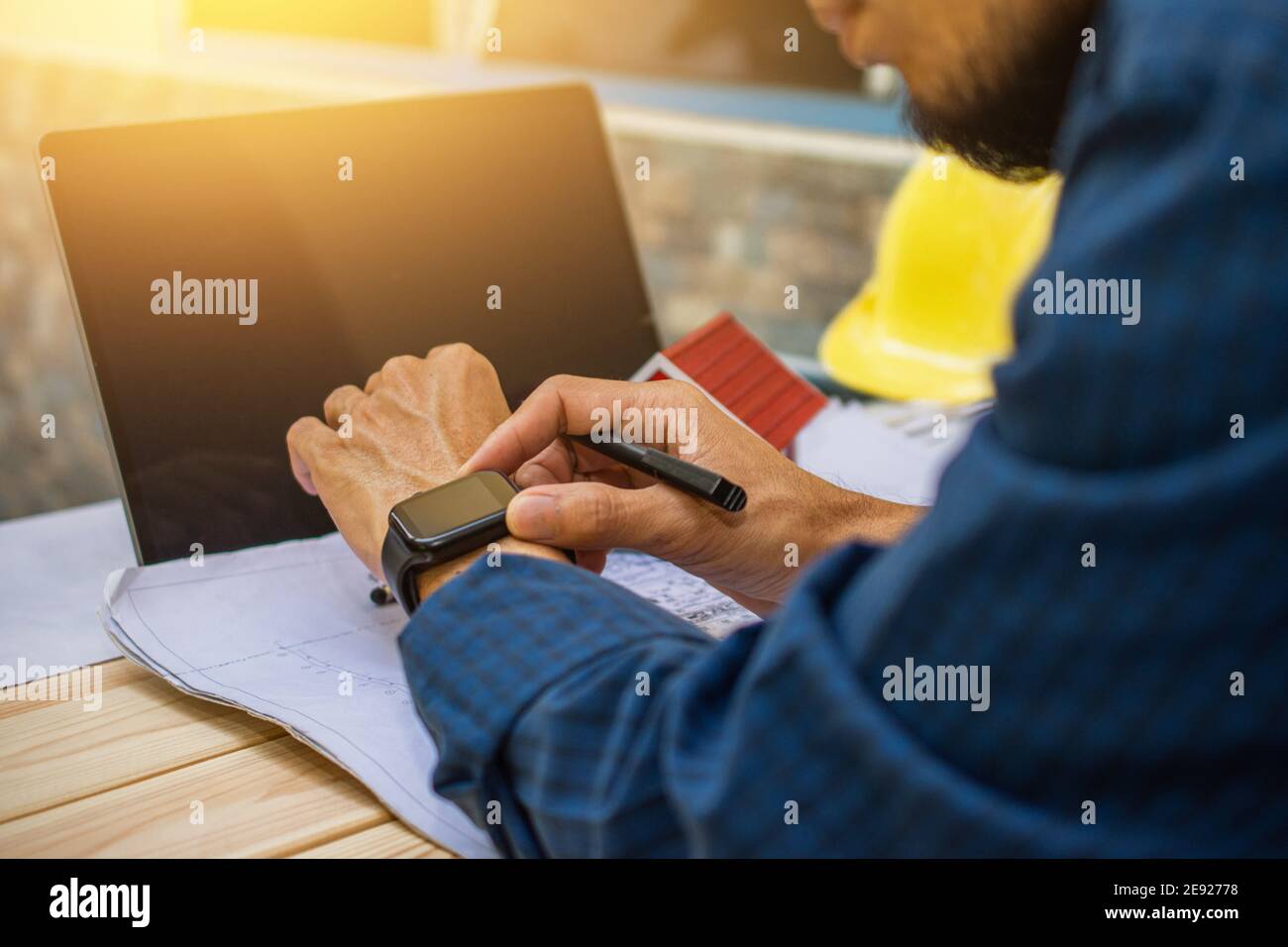 La gente usa la tecnologia dell'orologio intelligente nello stile di vita quotidiano, il tocco della mano sull'orologio intelligente Foto Stock