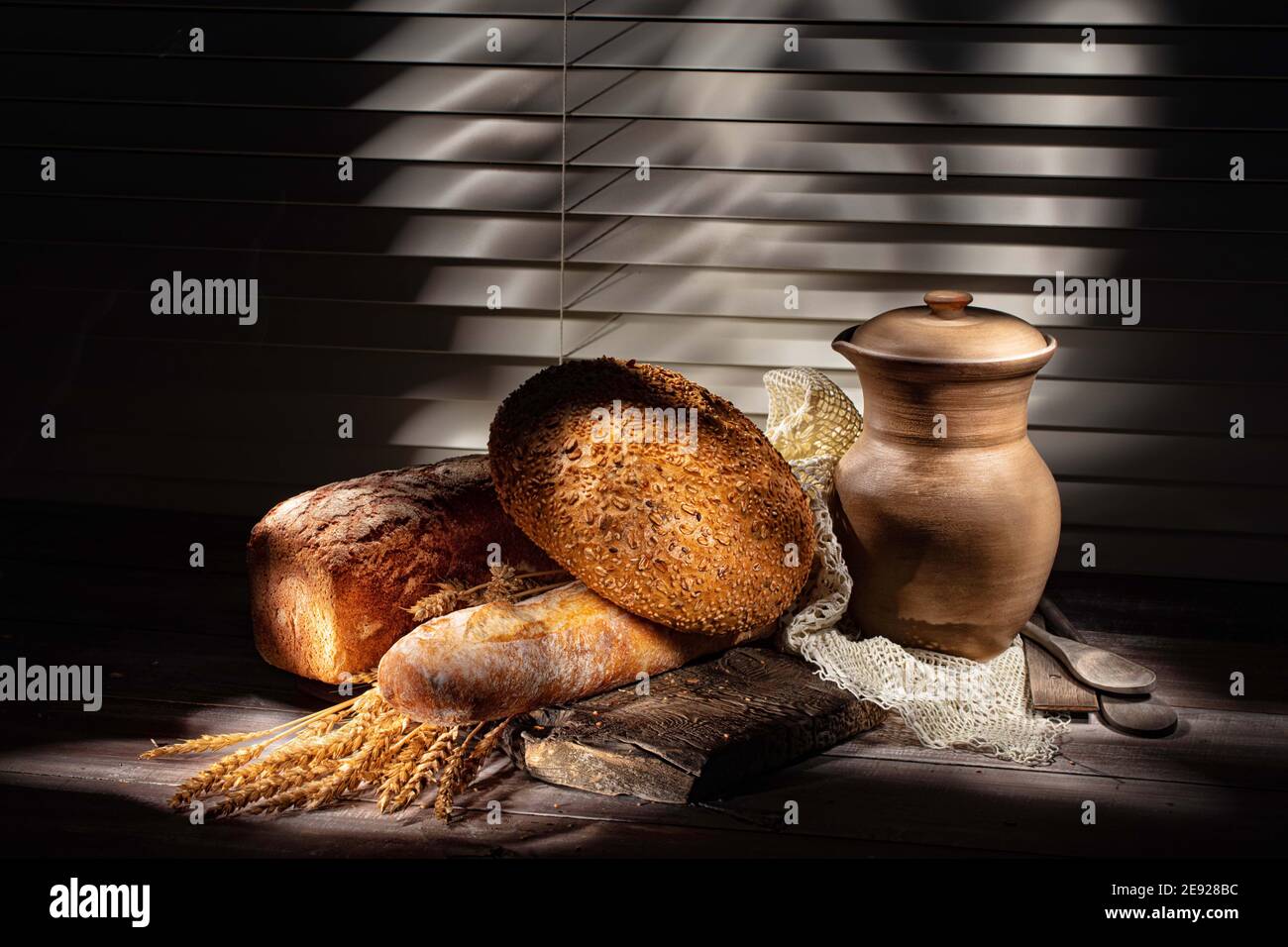 Diversi tipi di pane e vaso in ceramica in uno studio sfondo Foto Stock