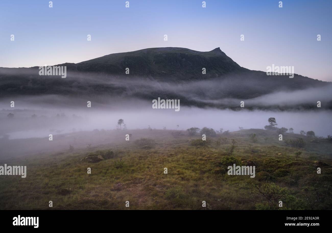 La nebbia vista da Lofoten in Norvegia a bright notte d'estate. Foto Stock