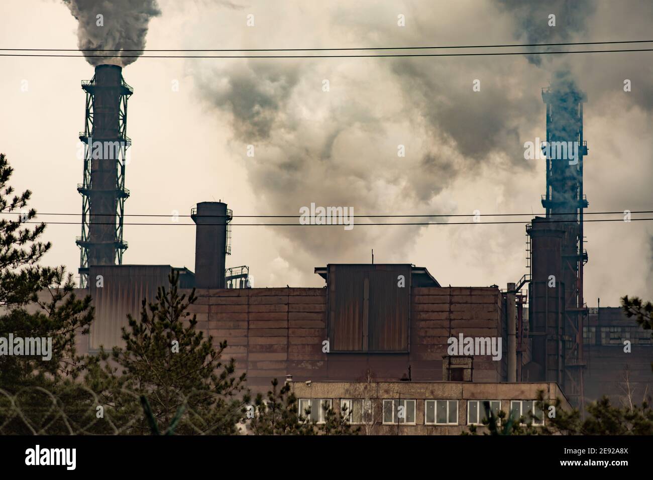 Inquinamento dell'ambiente da parte di un impianto metallurgico. Problemi ecologici. L'industria pesante inquina l'aria. Foto Stock